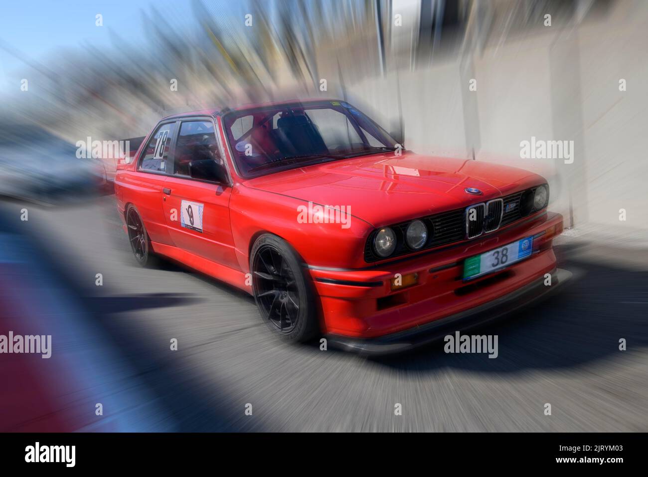 Dynamisches Foto mit Zoom-Effekt von Sportwagen-Rennwagen rot BMW M3 S54 Verlassen der Boxengasse, FIA Formel 1 Strecke, Circuit de Spa Francorchamps Stockfoto