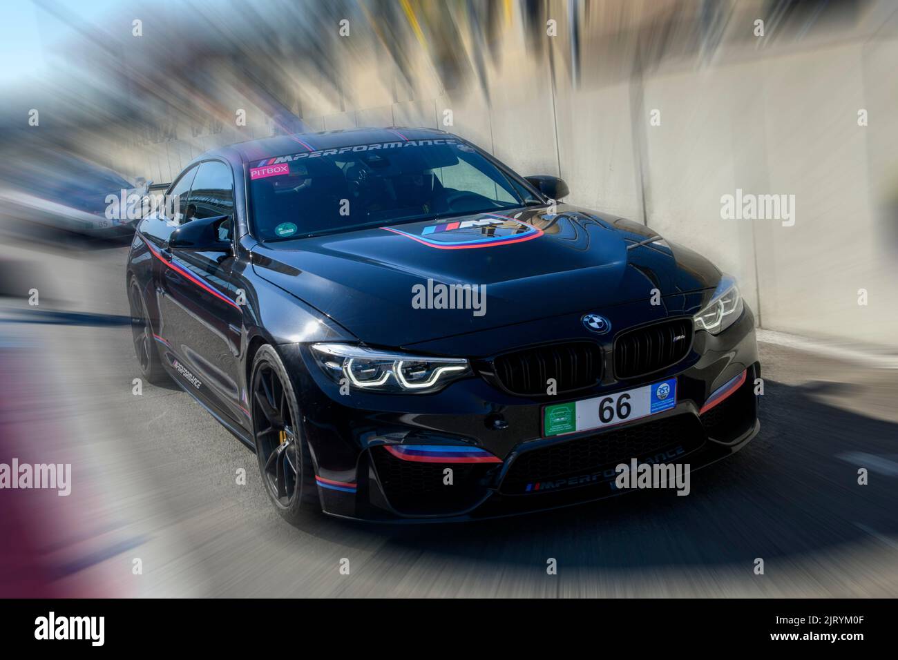 Dynamisches Foto mit Zoom-Effekt des Sportwagen BMW M4 verlässt Boxengasse, FIA Formel 1-Strecke, Circuit de Spa Francorchamps, Ardennen Roller Stockfoto