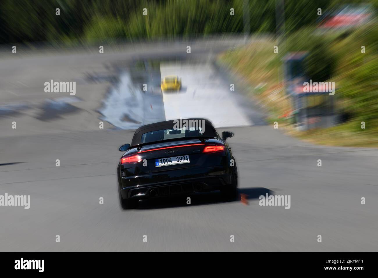 Dynamisches Foto mit Zoom-Effekt des Sportwagens Audi TT fängt an, während des Slalomkurses beim Fahrsicherheitstraining, FSZ II Fahrsicherheit, die Kontrolle zu behalten Stockfoto