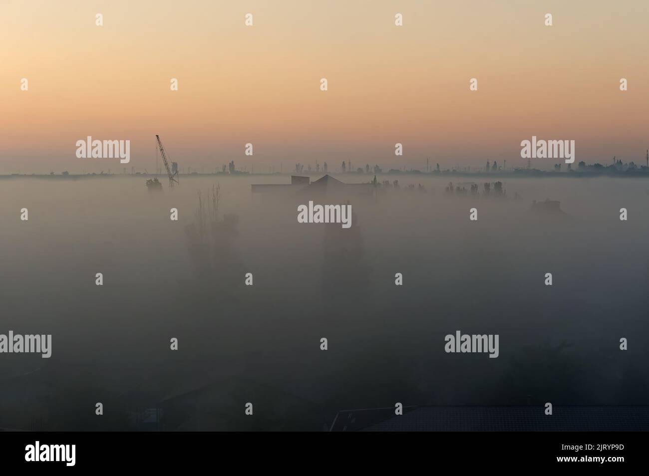 Vage Silhouetten der Skyline von Koblevo im Morgennebel, Ukraine Stockfoto