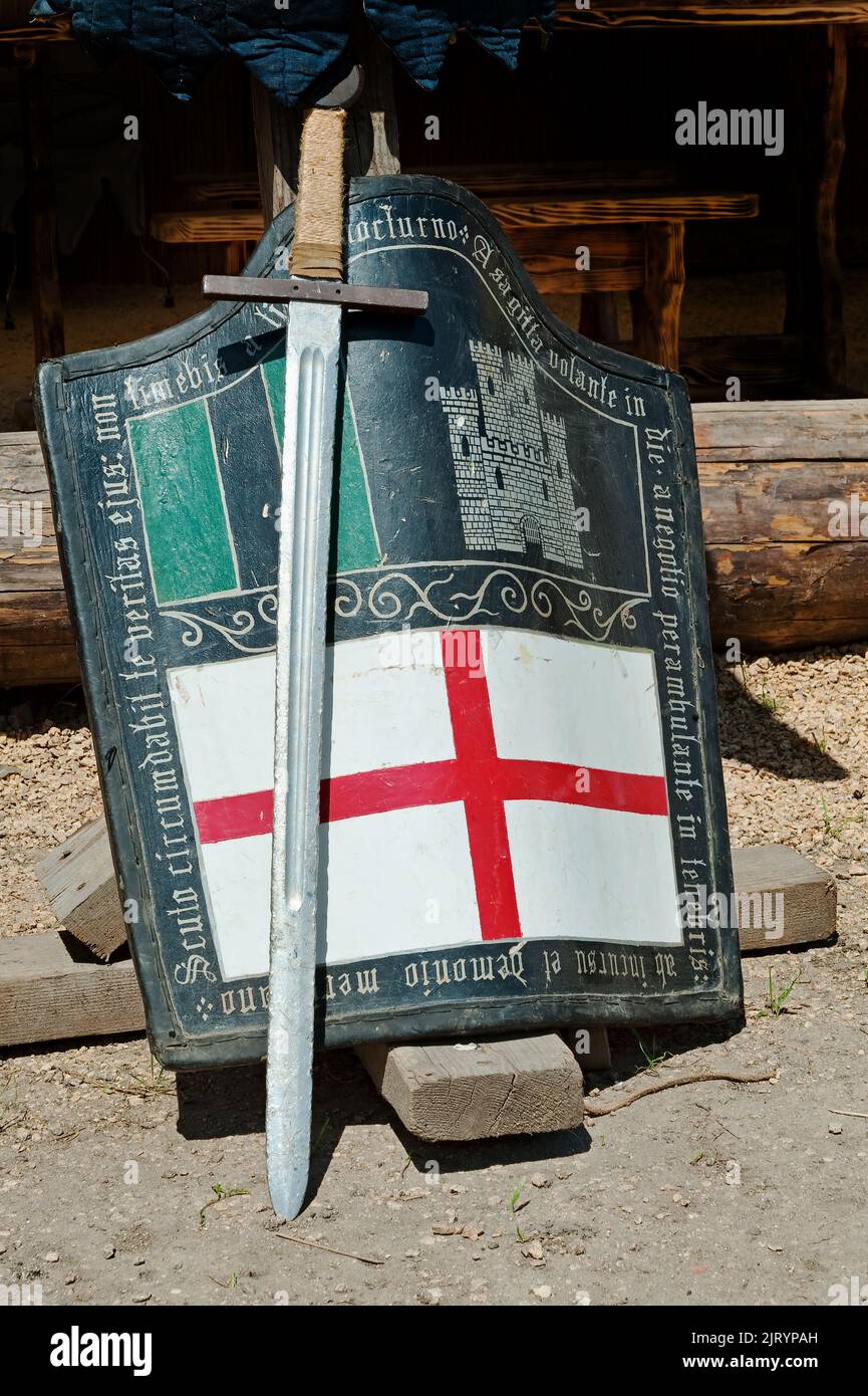 Ein Schwert und ein Schild mit unidentifiziertem Wappen in Bilhorod-Dnistrovskyi, Ukraine. Stockfoto