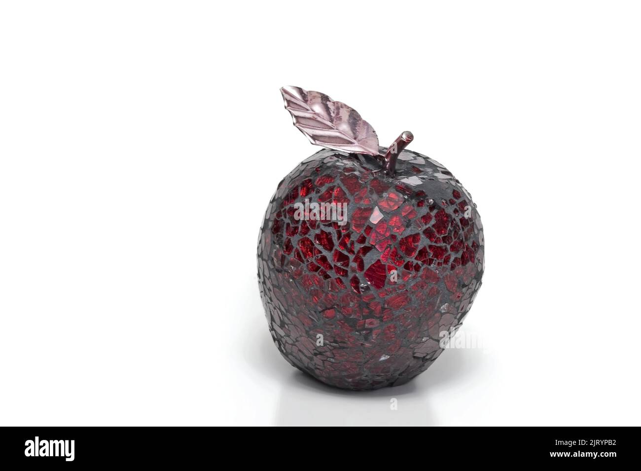 Granatapfel aus Glas und Metall dekoratives Element isoliert Stockfoto
