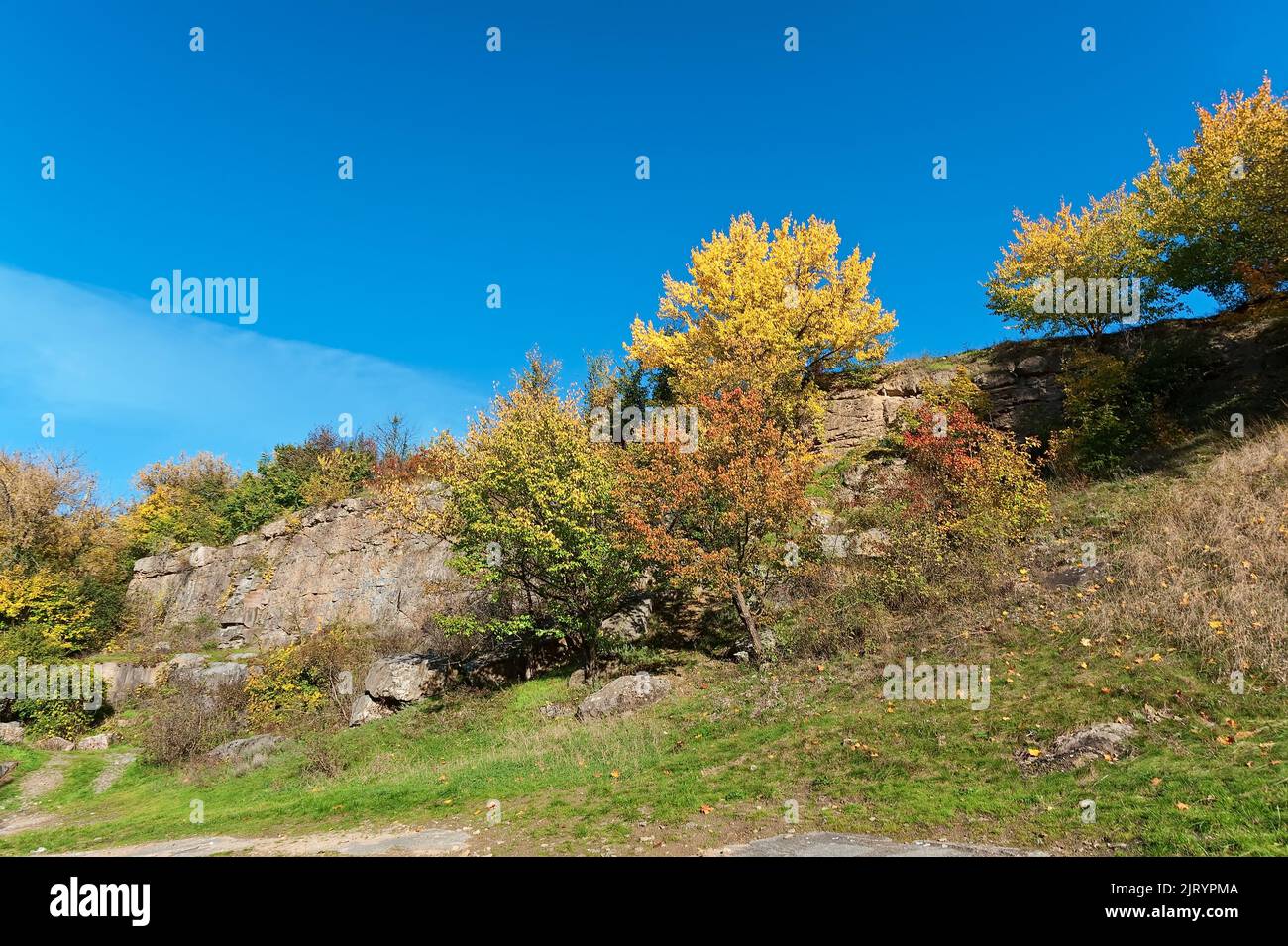 Die wunderschöne Herbstlandschaft des Buky Canyon in der Ukraine Stockfoto