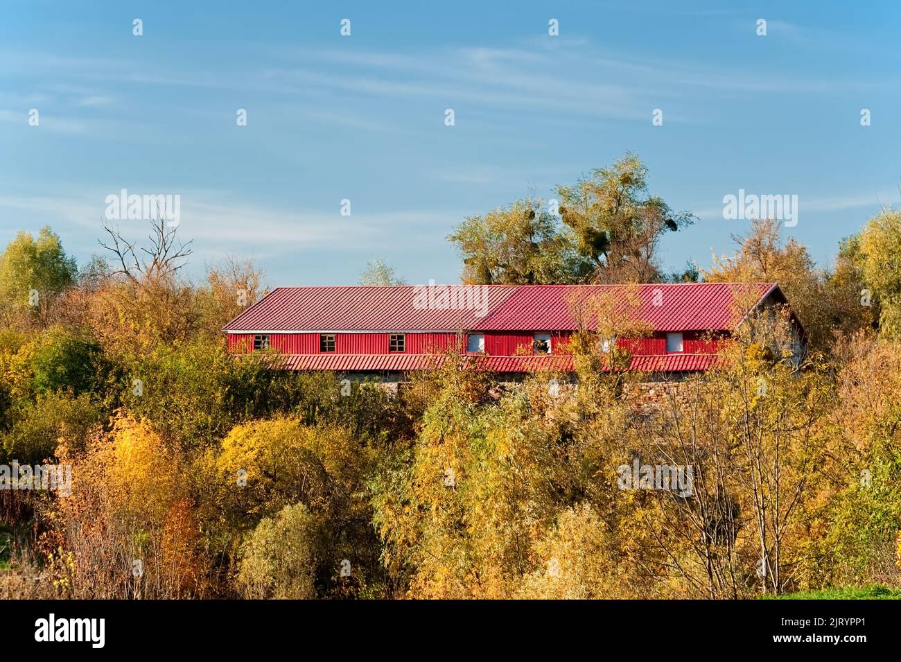 Rotes Landhaus im Buky Canyon in der Ukraine Stockfoto