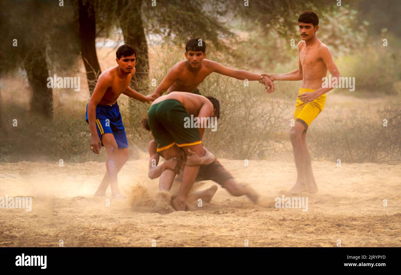 Pakistan , multan - 19. dezember 2021 Menschen aus ländlichen Gebieten von punjab spielen eine traditionelle Wrestling 'kabaddi, Kabaddi ist ein Kontakt-Team Sport. Stockfoto