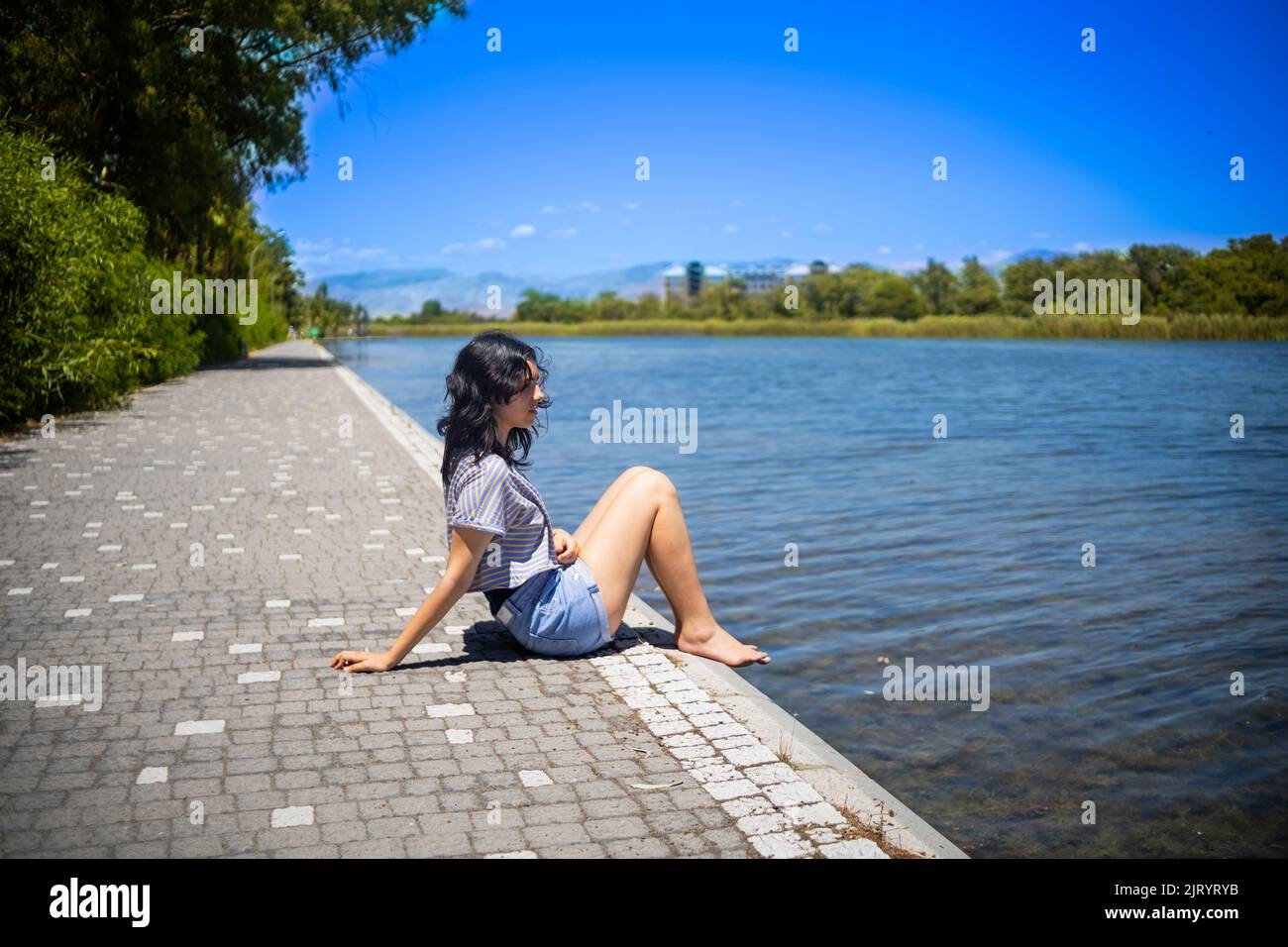 Ein junges Teenager-Mädchen am Ufer des Sees Titeryen Gol in der Türkei Stockfoto