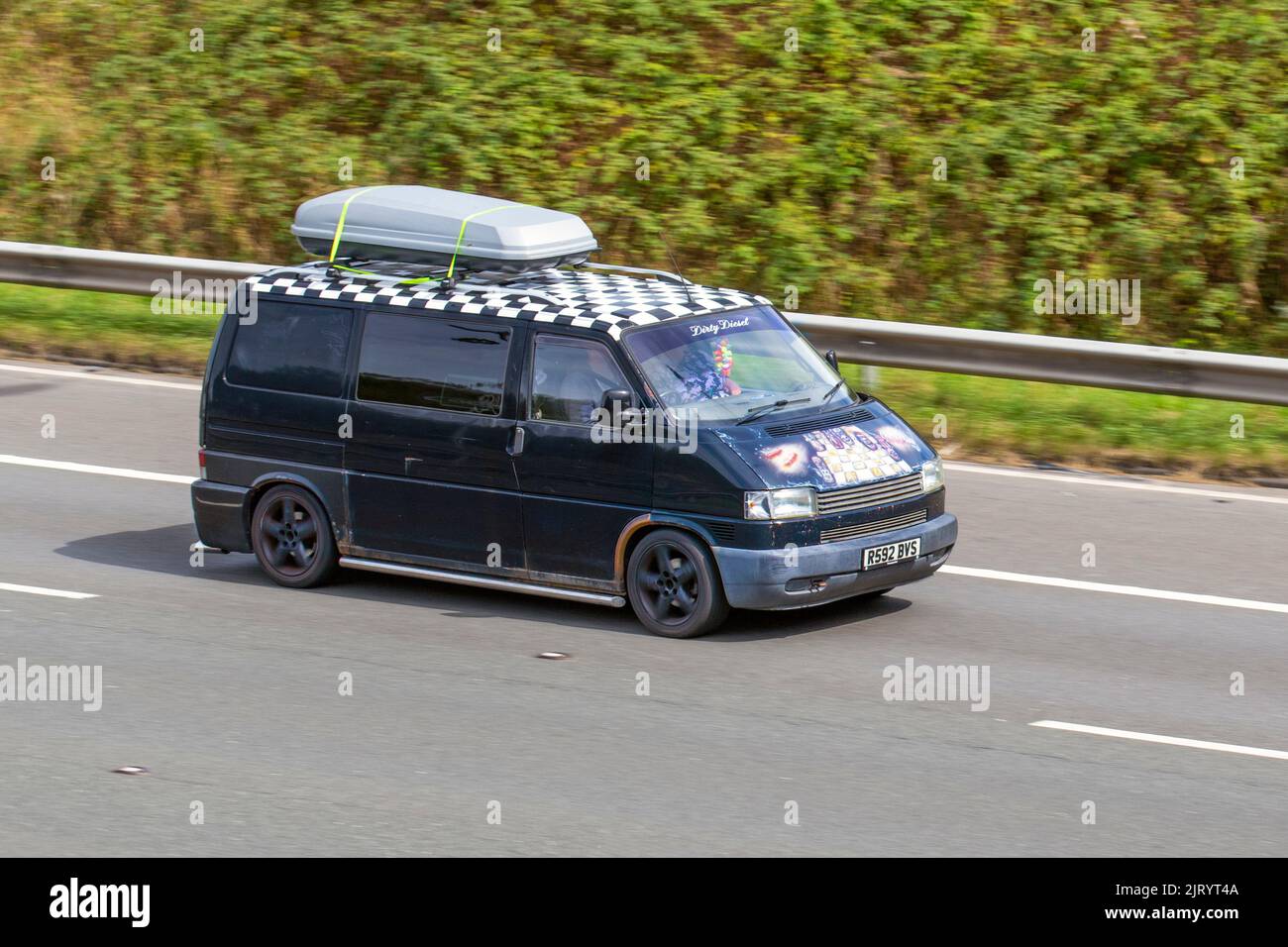 1997 90s Neunziger schwarzer VW Volkswagen Transporter 800 Spezial TD Swbi 1896cc Dirty Diesel 5-Gang-Lieferwagen mit Schaltfenster; Fahrt auf der Autobahn M6, Großbritannien Stockfoto