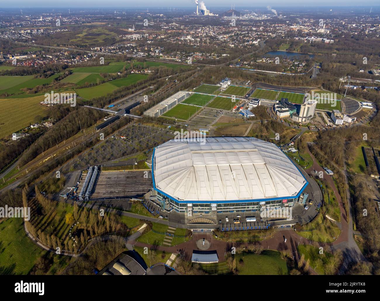 Luftaufnahme, Veltins-Arena Bundesligastadion des FC Schalke 04 mit geschlossenem Dach und Trainingsgelände Berger Feld im Landkreis Erle in Gelsenkirchen, Stockfoto