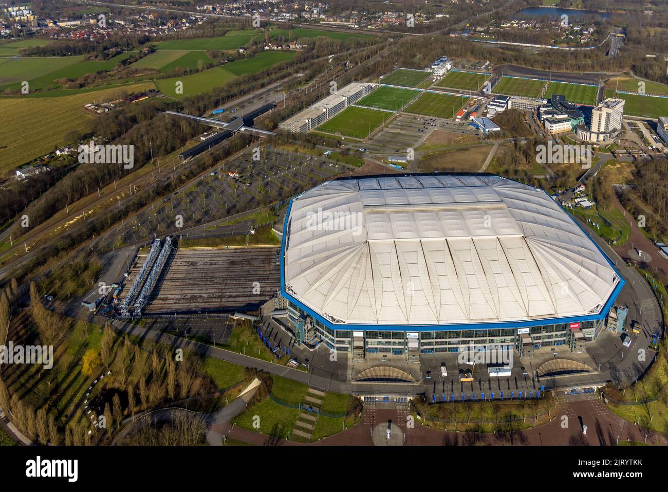 Luftaufnahme, Veltins-Arena Bundesligastadion des FC Schalke 04 mit geschlossenem Dach und Trainingsgelände Berger Feld im Landkreis Erle in Gelsenkirchen, Stockfoto