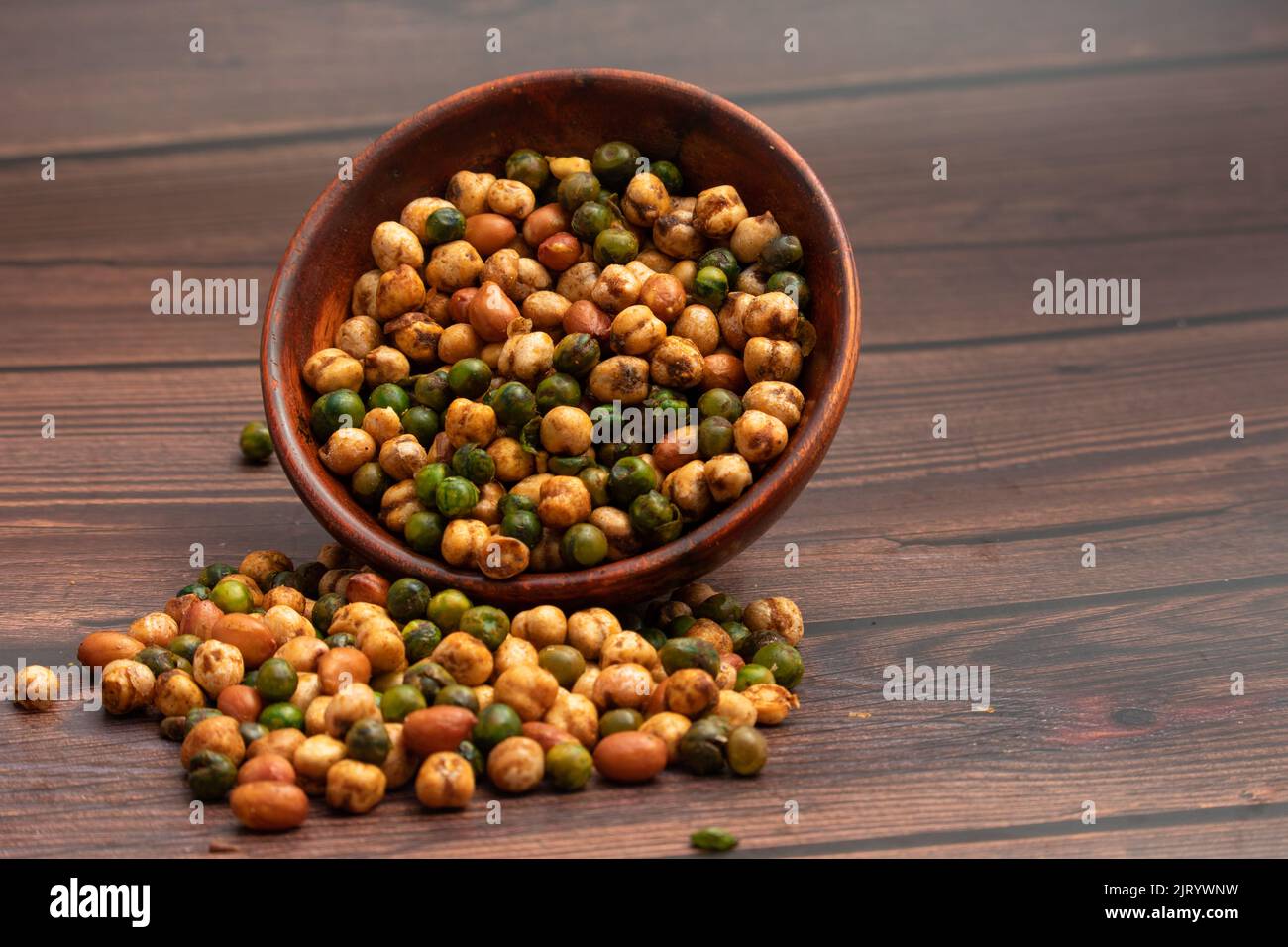 Cocktail Mix Namkeen Mischung Auch Tedhe Medhe Chakhna Genannt, Hergestellt Aus Gemischten Nüssen Wie Kabuli Chana Mungfali Hara Matar Kabli Channa Und Moongfali Badam Stockfoto