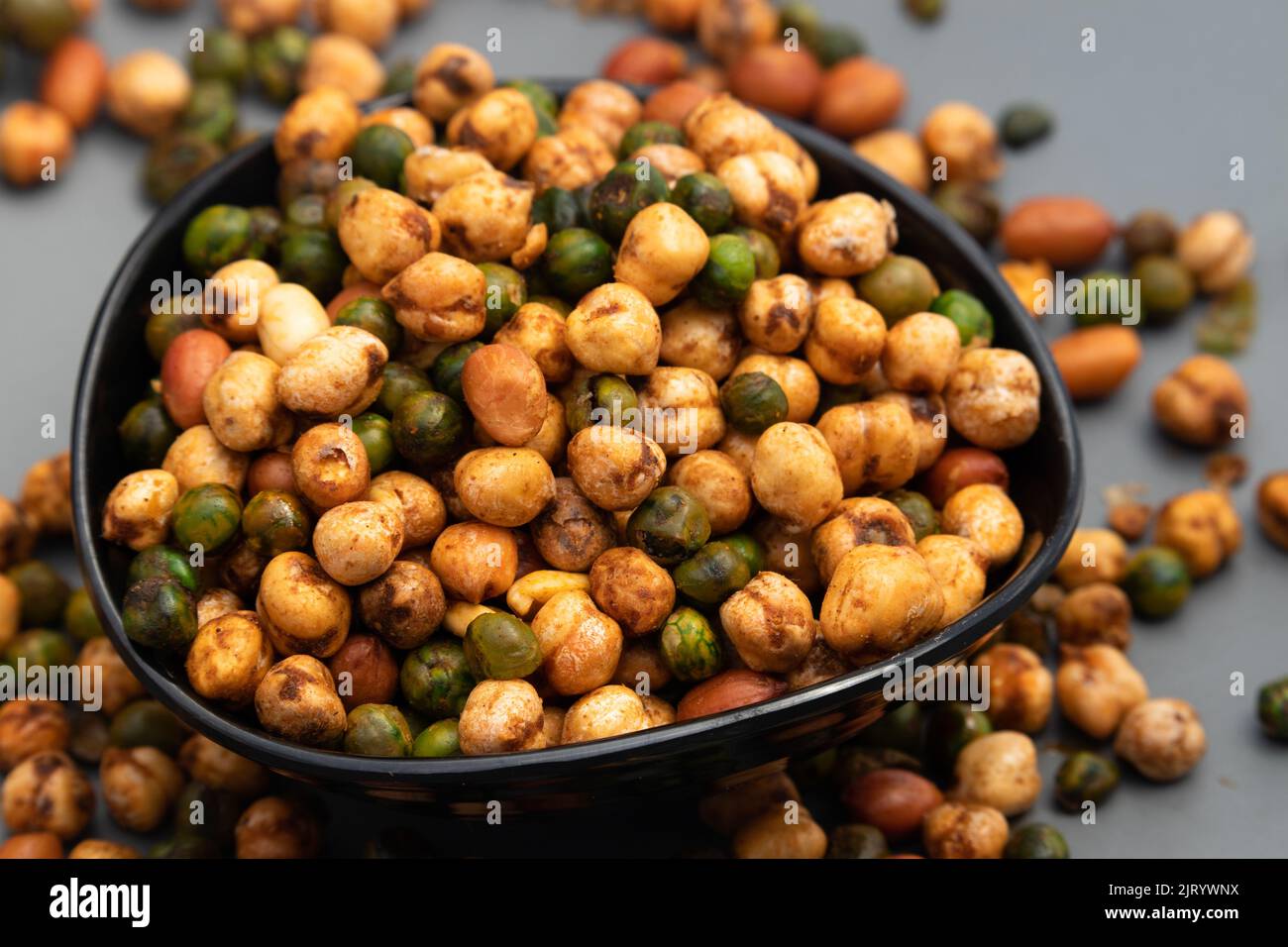 Cocktail Mix Namkeen Mischung Auch Tedhe Medhe Chakhna Genannt, Hergestellt Aus Gemischten Nüssen Wie Kabuli Chana Mungfali Hara Matar Kabli Channa Und Moongfali Badam Stockfoto