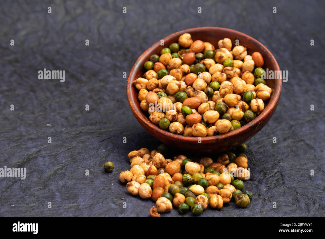 Cocktail Mix Namkeen Mischung Auch Tedhe Medhe Chakhna Genannt, Hergestellt Aus Gemischten Nüssen Wie Kabuli Chana Mungfali Hara Matar Kabli Channa Und Moongfali Badam Stockfoto