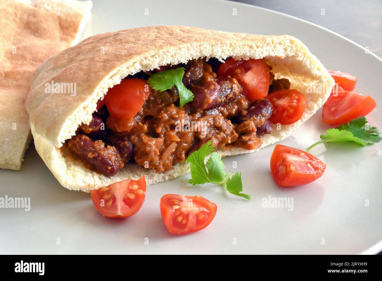 Chili con Carne mit Pitta-Brot. Traditionelles mexikanisches Essen. Stockfoto