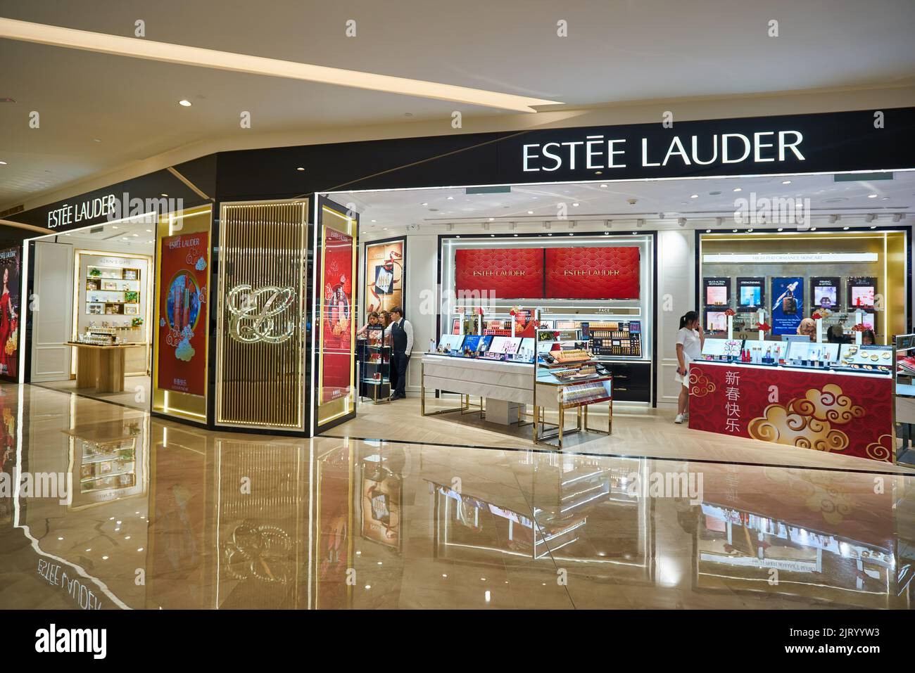 KUALA LUMPUR, MALAYSIA - CA. JANUAR 2020: Estee Lauder-Schaufenster im Einkaufszentrum Suria KLCC in Kuala Lumpur. Stockfoto