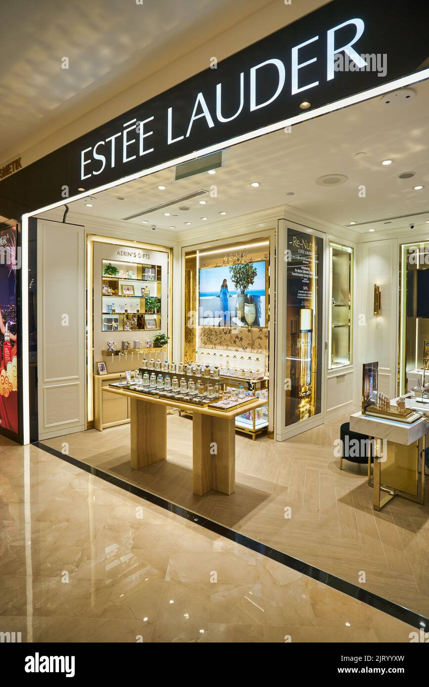 KUALA LUMPUR, MALAYSIA - CIRCA JANUAR 2020: Flaschen des Duftes Aerin Estee Lauder werden in einem Geschäft im Einkaufszentrum Suria KLCC in Kuala L ausgestellt Stockfoto