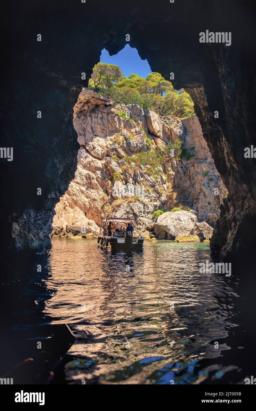 Meereshöhlen im Archipel der Tremiti-Inseln - Isole Tremiti - in Gargano in Apulien, Italien Stockfoto