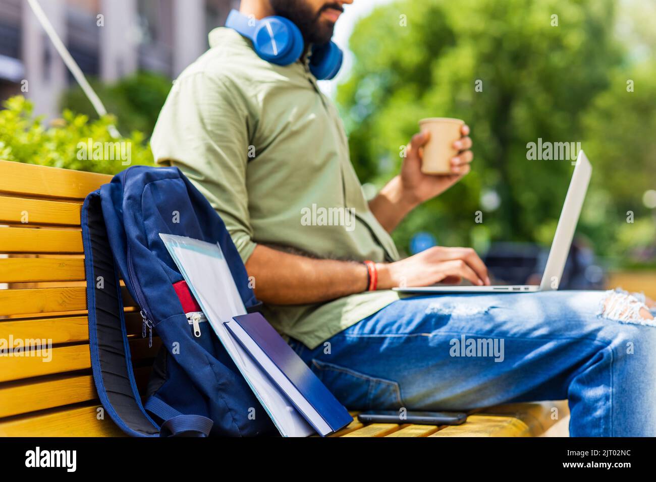 Portrait indischer Student Programmierer mit Laptop-Computer im Park Stockfoto