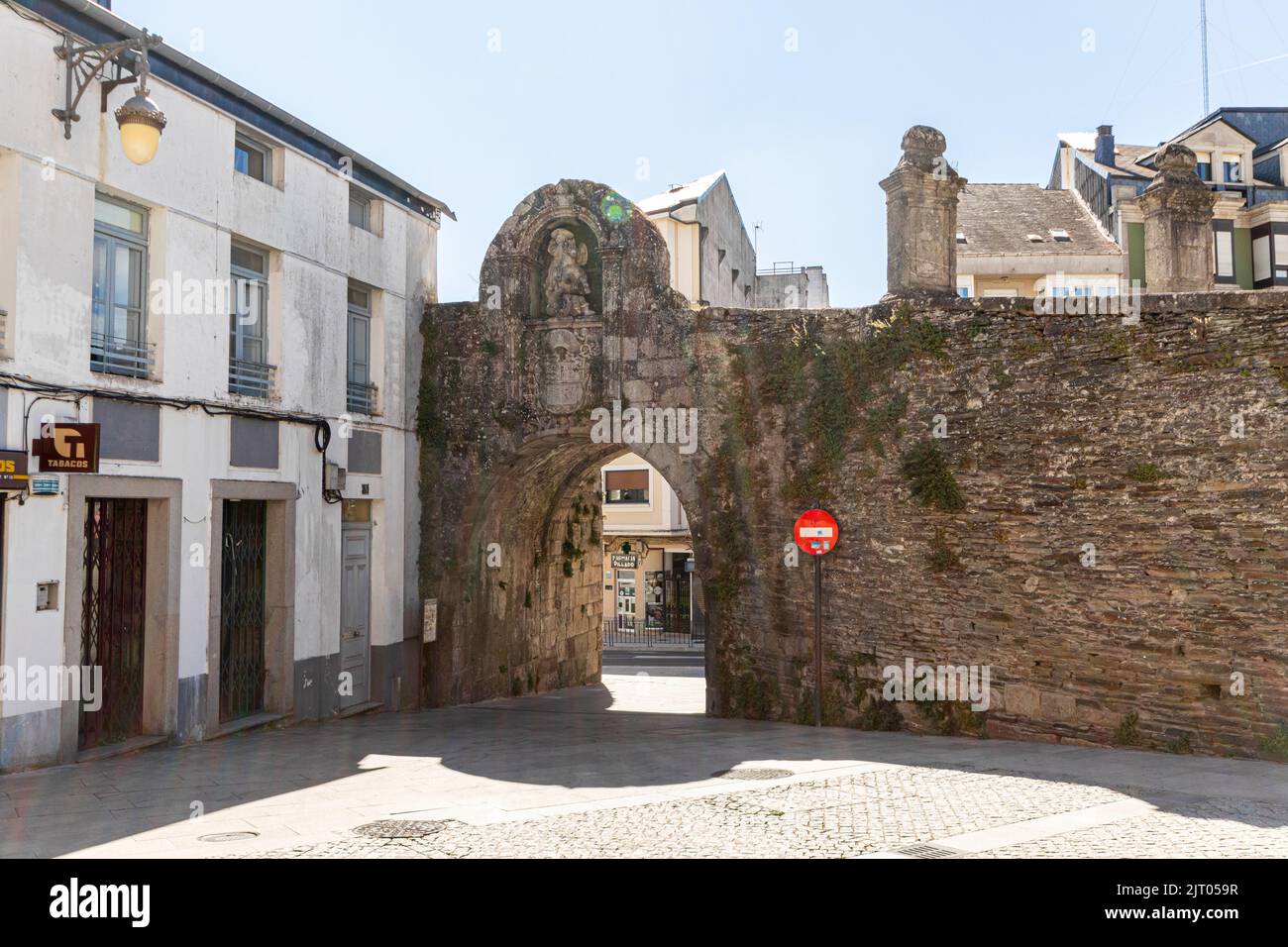 Lugo, Spanien. Die Puerta de Santiago (St. James Gate), Teil der römischen Stadtmauer Stockfoto