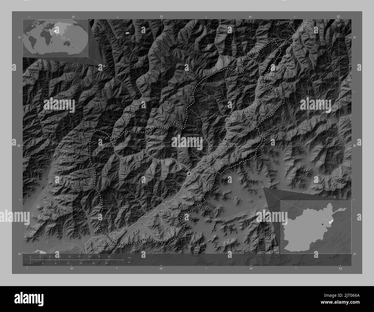 Kunar, Provinz Afghanistan. Höhenkarte in Graustufen mit Seen und Flüssen. Standorte der wichtigsten Städte der Region. Karten für zusätzliche Eckposition Stockfoto