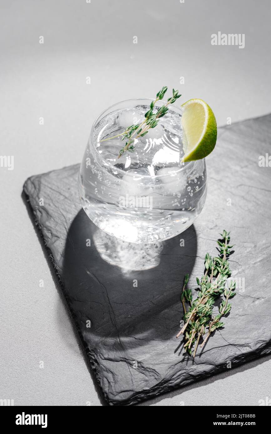 Starke Seltzercocktails mit Limette. Alkoholisches Cocktail Tonic klar. Harter Seltzer ist ein alkoholarges Getränk, das aus Alkohol, kohlensäurehaltiges Wasser und besteht Stockfoto