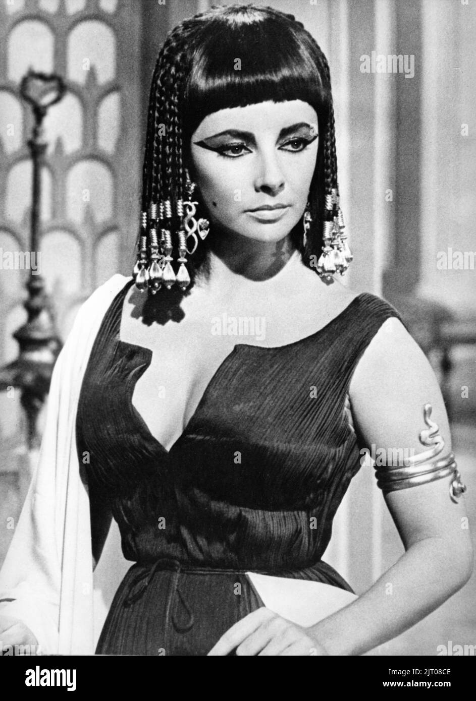 ELIZABETH TAYLOR Portrait as Cleopatra in costume designed by IRENE SHARAFF in CLEOPATRA 1963 Regie JOSEPH L. MANKIEWICZ Drehbuch Joseph L. Mankiewicz Ranald MacDougall und Sidney Buchman Musik Alex North Produzent Walter Wanger Schweiz-UK-USA Koproduktion MCL Films S.A. / Walwa Films S.A. / Twentieth Century Fox Stockfoto