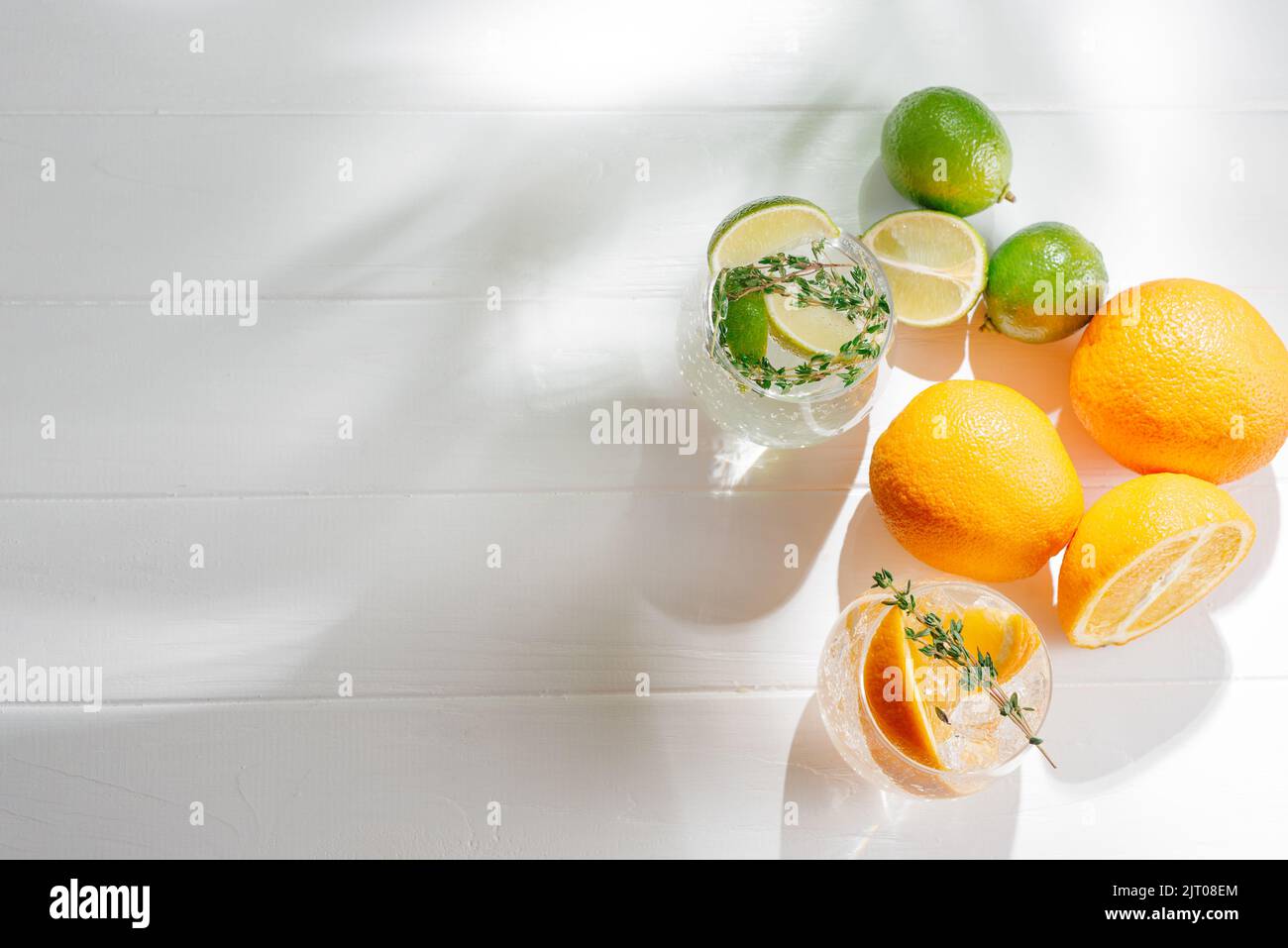Starke Seltzercocktails mit Limetten und harte Seltzercocktails alkoholisches Getränk mit Tonic und Orange auf hellem Hintergrund. Draufsicht Stockfoto