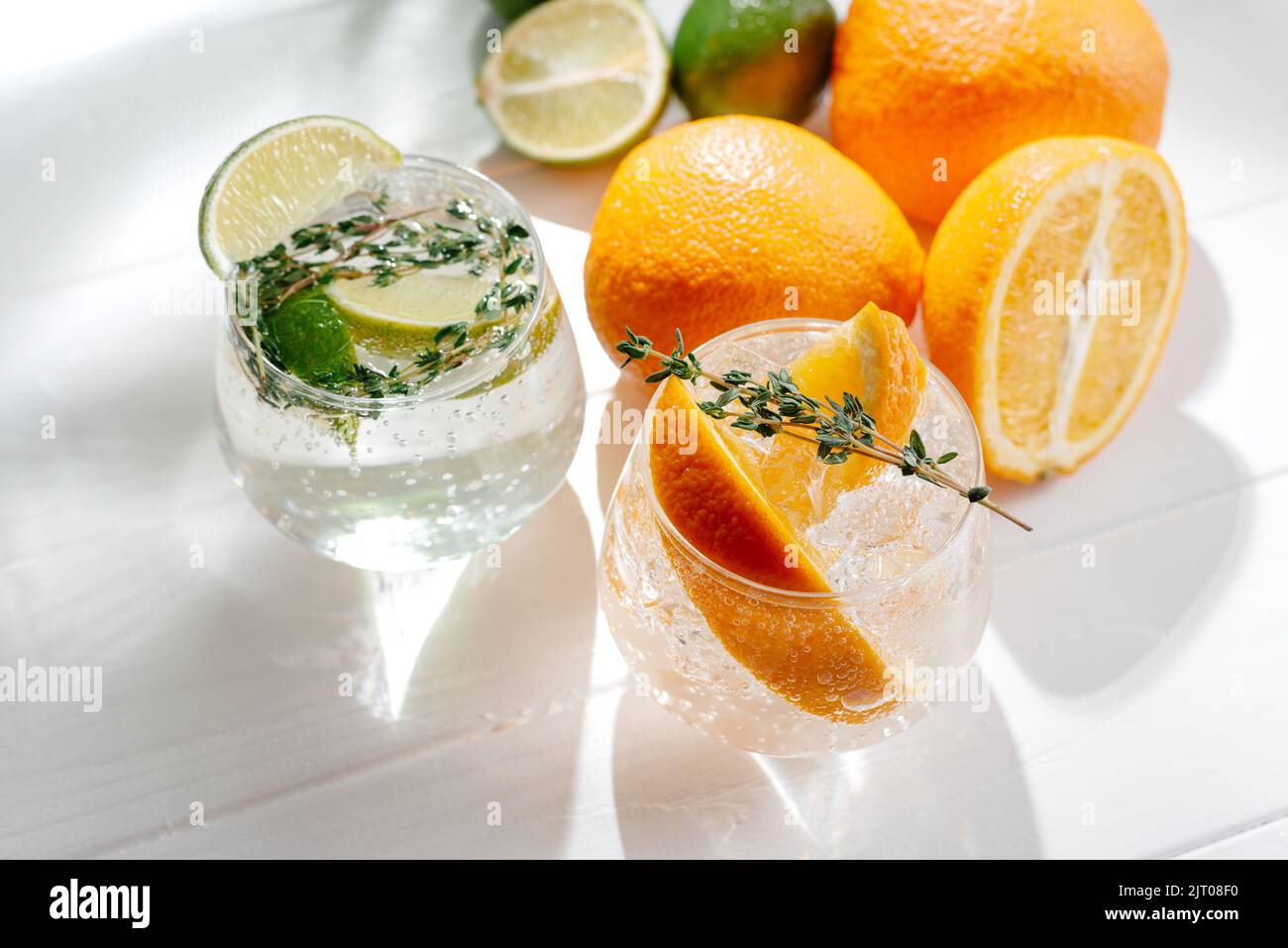 Starke Seltzercocktails mit Limetten und harte Seltzercocktails alkoholisches Getränk mit Tonic und Orange auf hellem Hintergrund. Draufsicht Stockfoto