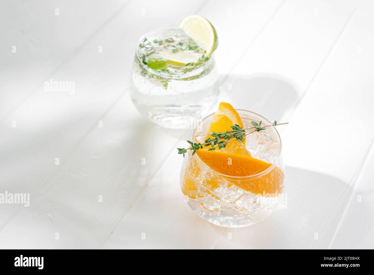 Zwei Gläser mit einem alkoholischen Cocktail auf hellem Hintergrund. Harter Seltzer ist ein alkoholarmiger Drink Stockfoto