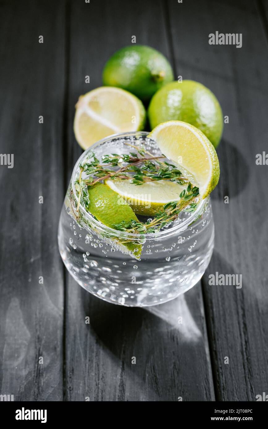 Starke Seltzercocktails mit Limette. Alkoholisches Cocktail Tonic klar. Harter Seltzer ist ein alkoholarges Getränk, das aus Alkohol, kohlensäurehaltiges Wasser und besteht Stockfoto