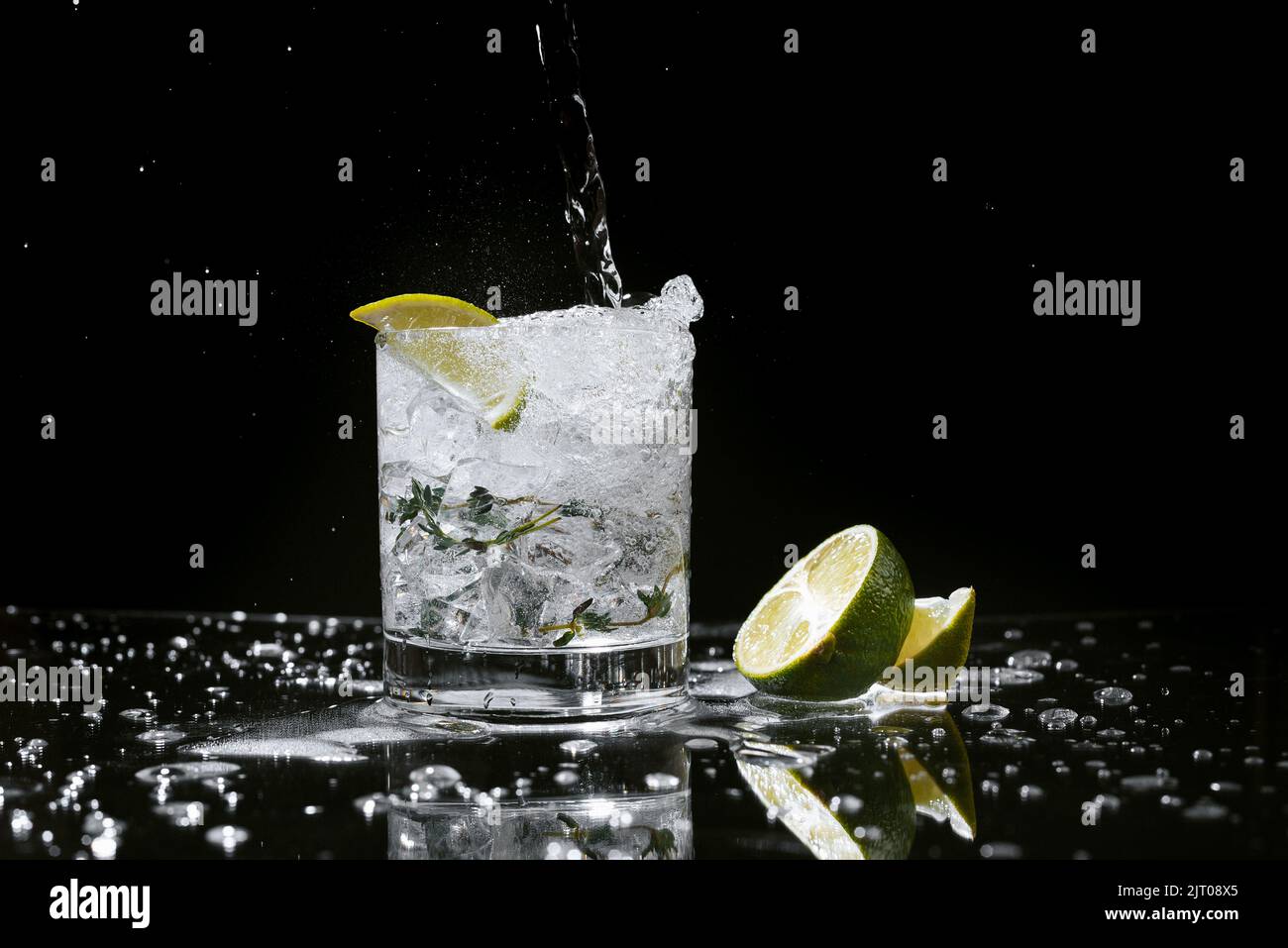In das Glas wird ein alkoholischer Cocktail-Hartselzer gegossen. Der Prozess der Erstellung eines Cocktails Stockfoto