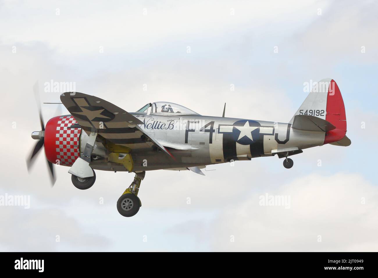 Republic P-47D Thunderbolt „Nellie B“ bei der Ankunft beim Royal International Air Tattoo RIAT 2022 bei RAF Fairford, Großbritannien Stockfoto