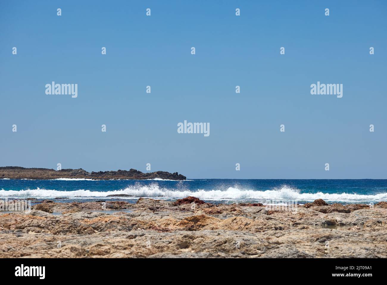 Wellen im Meer auf griechischen Inseln - Balos Bucht mit feinsten Stränden und türkisfarbenem Meer. Kreta Stockfoto