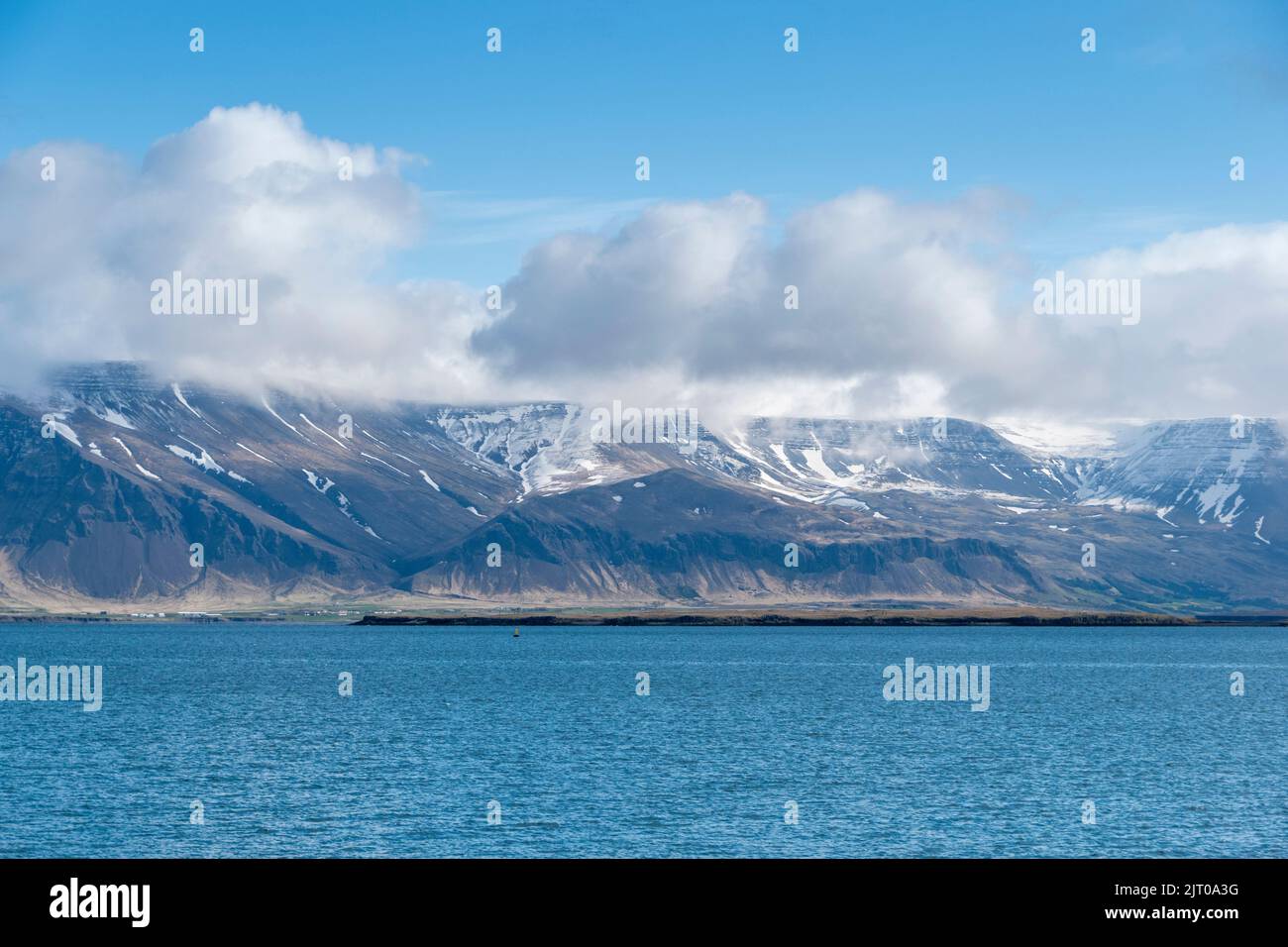 Blick über den Atlantik im Hafen von Reykjavik auf die Berge dahinter Stockfoto