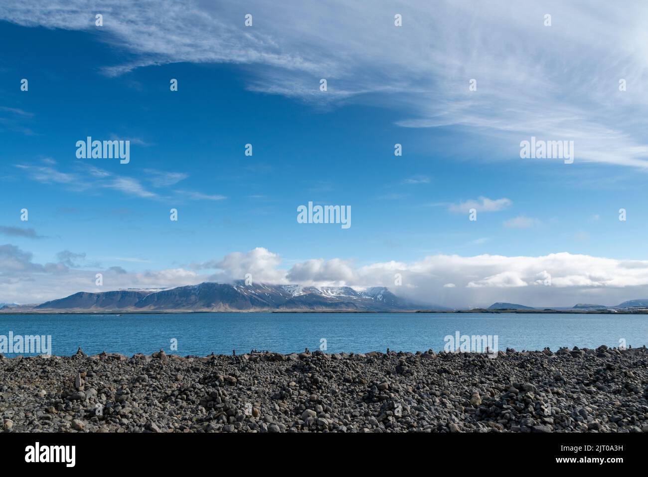 Blick über den Atlantik im Hafen von Reykjavik auf die Berge dahinter Stockfoto