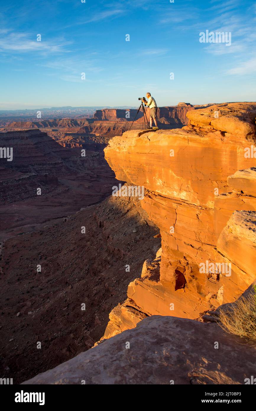 Ein Landschaftsfotograf, der ein Bild von einer Klippe am Marlboro Point in der Nähe von Moab, Utah, macht. Stockfoto