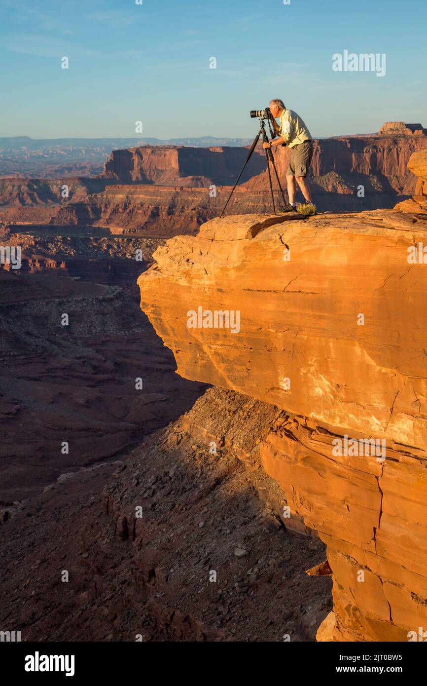 Ein Landschaftsfotograf, der ein Bild von einer Klippe am Marlboro Point in der Nähe von Moab, Utah, macht. Stockfoto