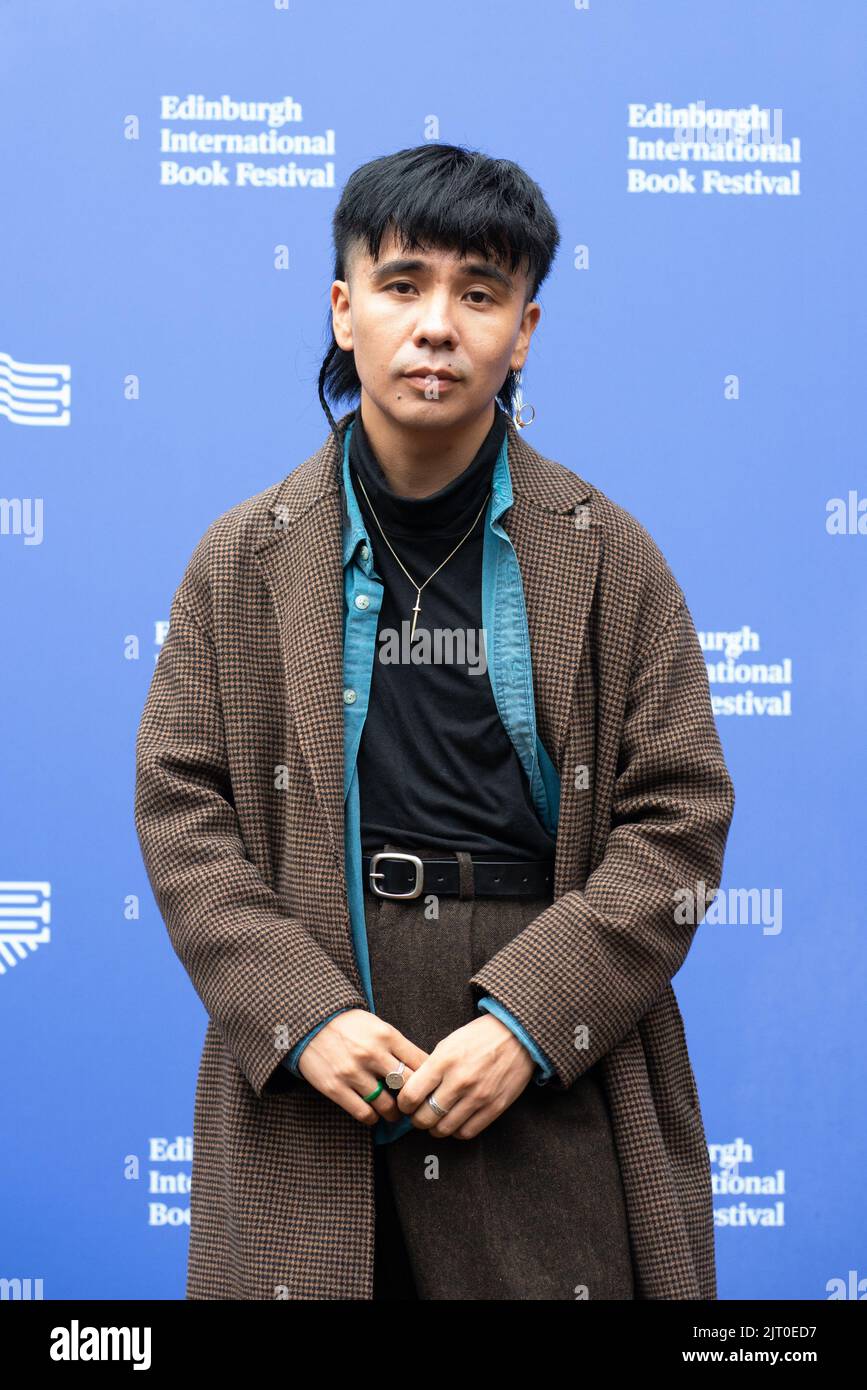 Ocean Vuong, vietnamesischer amerikanischer Dichter, Essayist und Romancier, nahm in einem Gespräch wegen der guten Trauer Platz! Literarischer Salon, ein Showcase, der Trauer in all seinen Formen feiert, beim Edinburgh International Book Festival 2022. 2014 Ruth Lilly/Sargent Rosenberg Stipendium der Poetry Foundation, 2017 T.S. Eliot-Preis für seine Poesie. Fotos Alamy/ Credit: Pauline Keightley/Alamy Live News Stockfoto