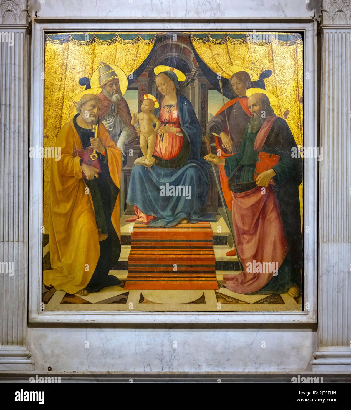 Madonna mit Kind und den Heiligen Peter, Clement, Paul und Sebastian, vom italienischen Künstler Domenico Ghirlandaio, 1448 - 1494. Duomo San Martino. St. Marti Stockfoto