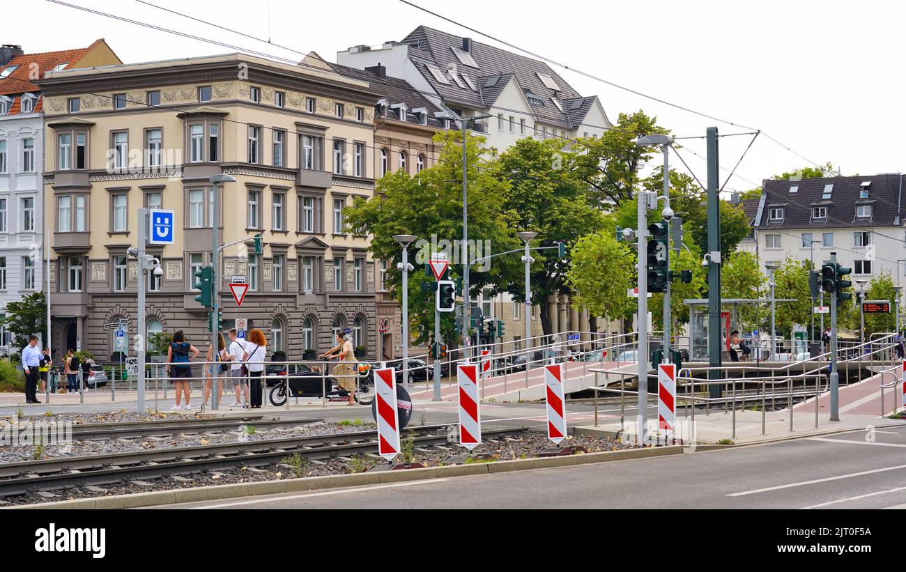 Bahnhof Luegplatz im Düsseldorfer Stadtteil Oberkassel mit barrierefreiem Zugang zum Bahnsteig. Stockfoto