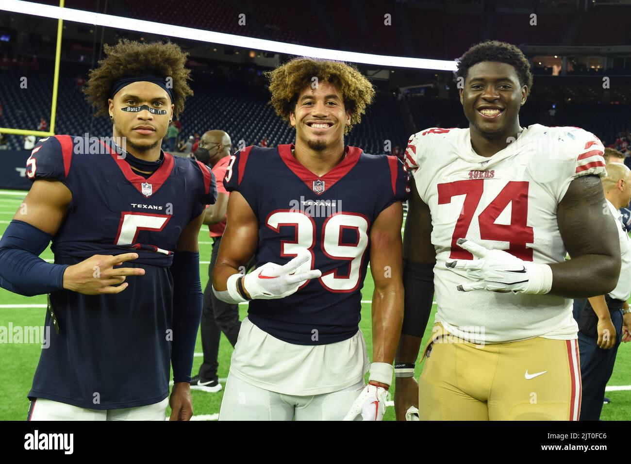 Houston Texans Safety Jalen Pitre (5), Houston Texans Safety Tristin McCollum (39) und San Francisco 49ers gehen gegen Spencer Burford (74) vor Stockfoto