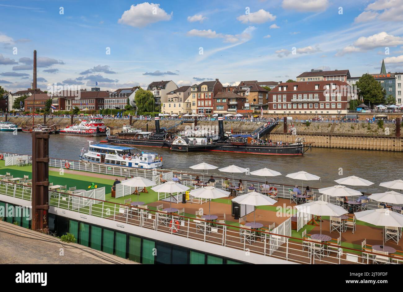 Duisburg, Nordrhein-Westfalen, Deutschland - Hafenfest in Duisburg Ruhrort, vor einem Flusskreuzfahrtschiff, hinter Museumsschiff Oskar Huber, Exkurs Stockfoto