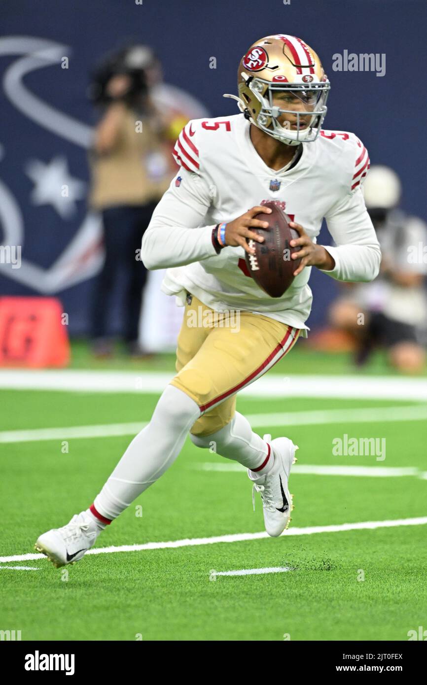 San Francisco 49ers Quarterback Trey Lance (5) rollt aus, um im ersten Viertel des NFL-Spiels zwischen dem San Francisco 49ers und dem einen Pass zu werfen Stockfoto