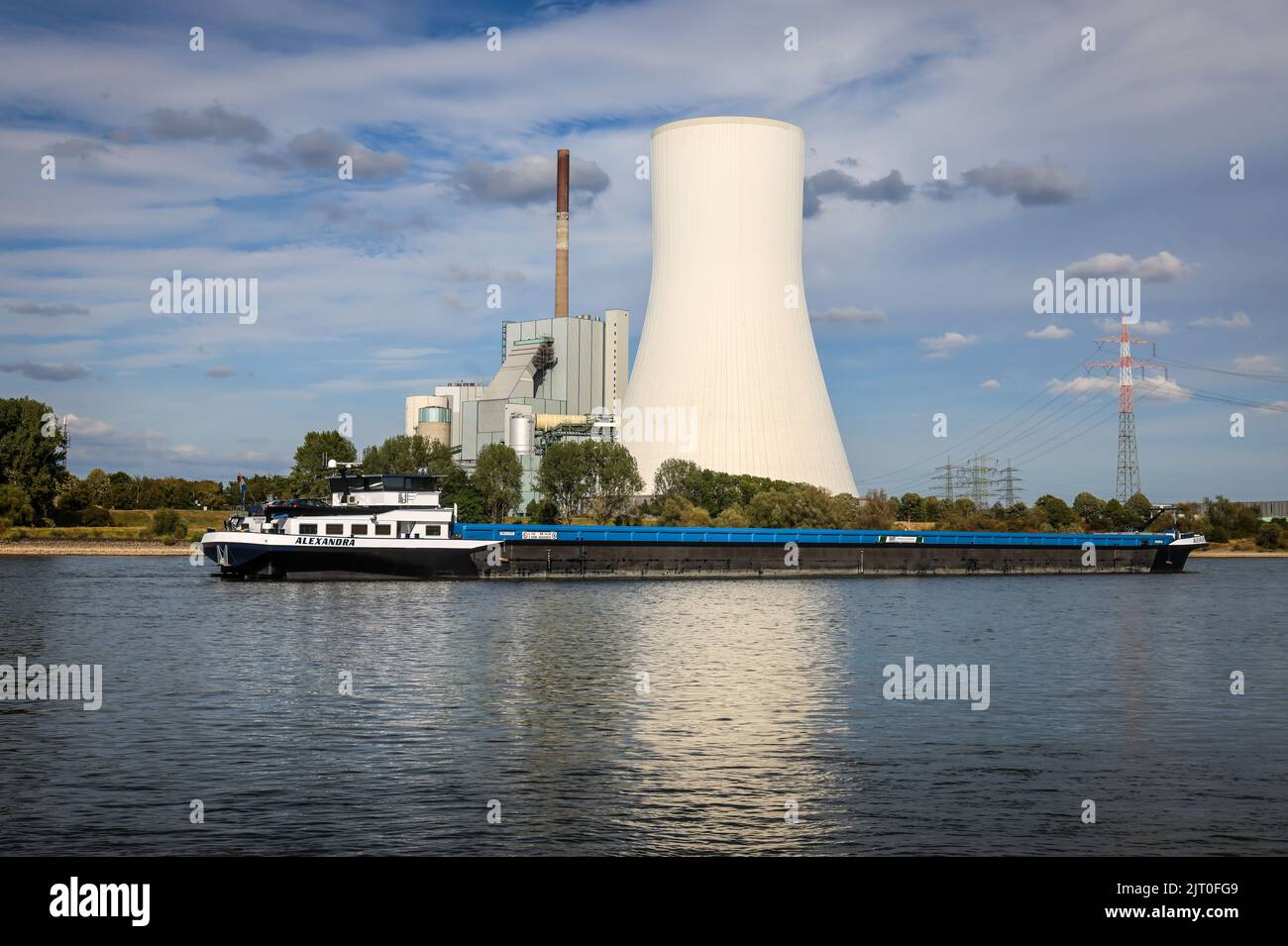 Duisburg, Nordrhein-Westfalen, Deutschland - Niedrigwasser im Rhein mit STEAG Kohlekraftwerk Walsum am Fähranleger Walsum, Rheinfähre Wal Stockfoto