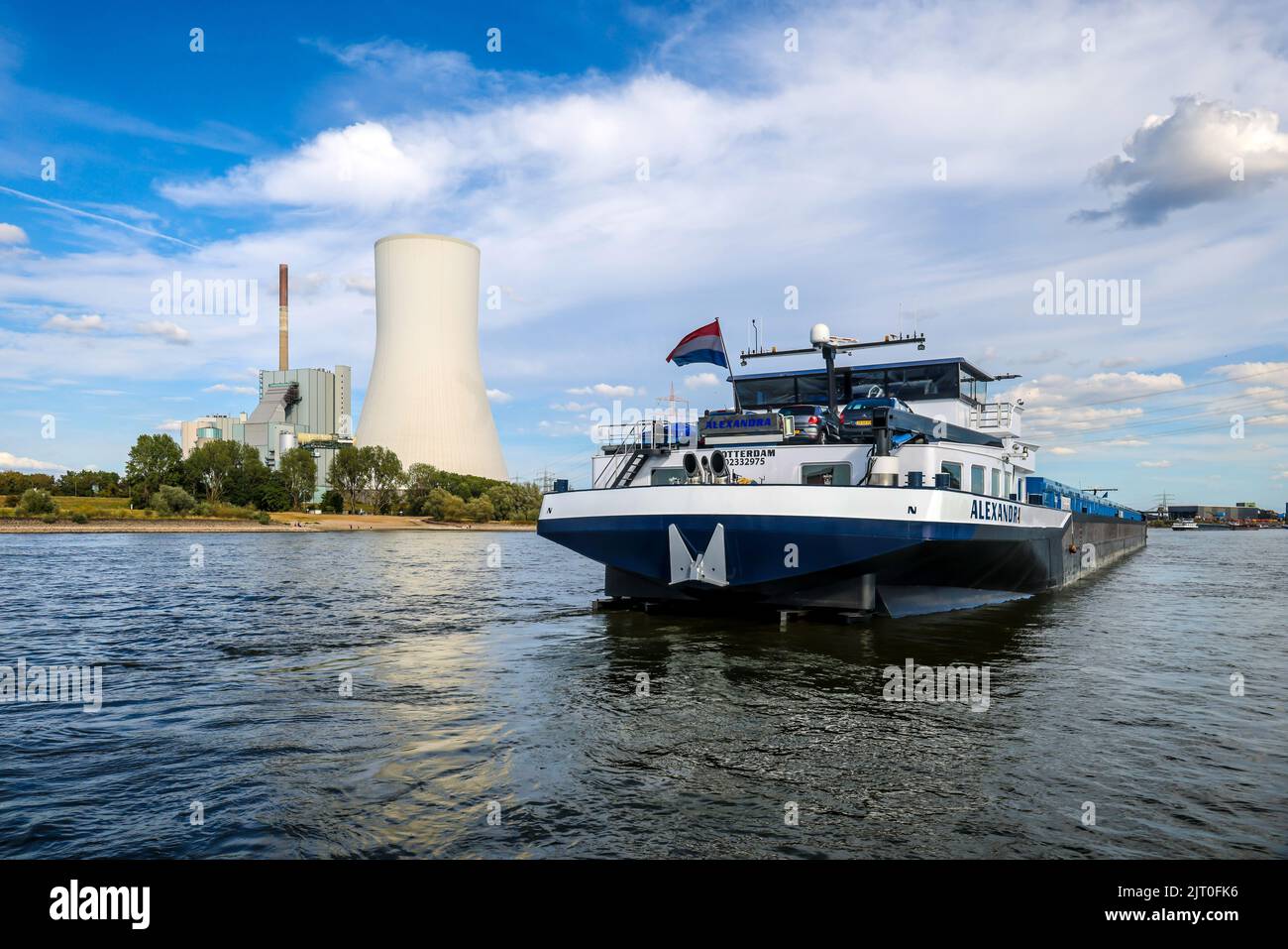 Duisburg, Nordrhein-Westfalen, Deutschland - Niedrigwasser im Rhein mit dem STEAG Kohlekraftwerk Walsum an der Fähranlegestelle der Rheinfähre Walsu Stockfoto