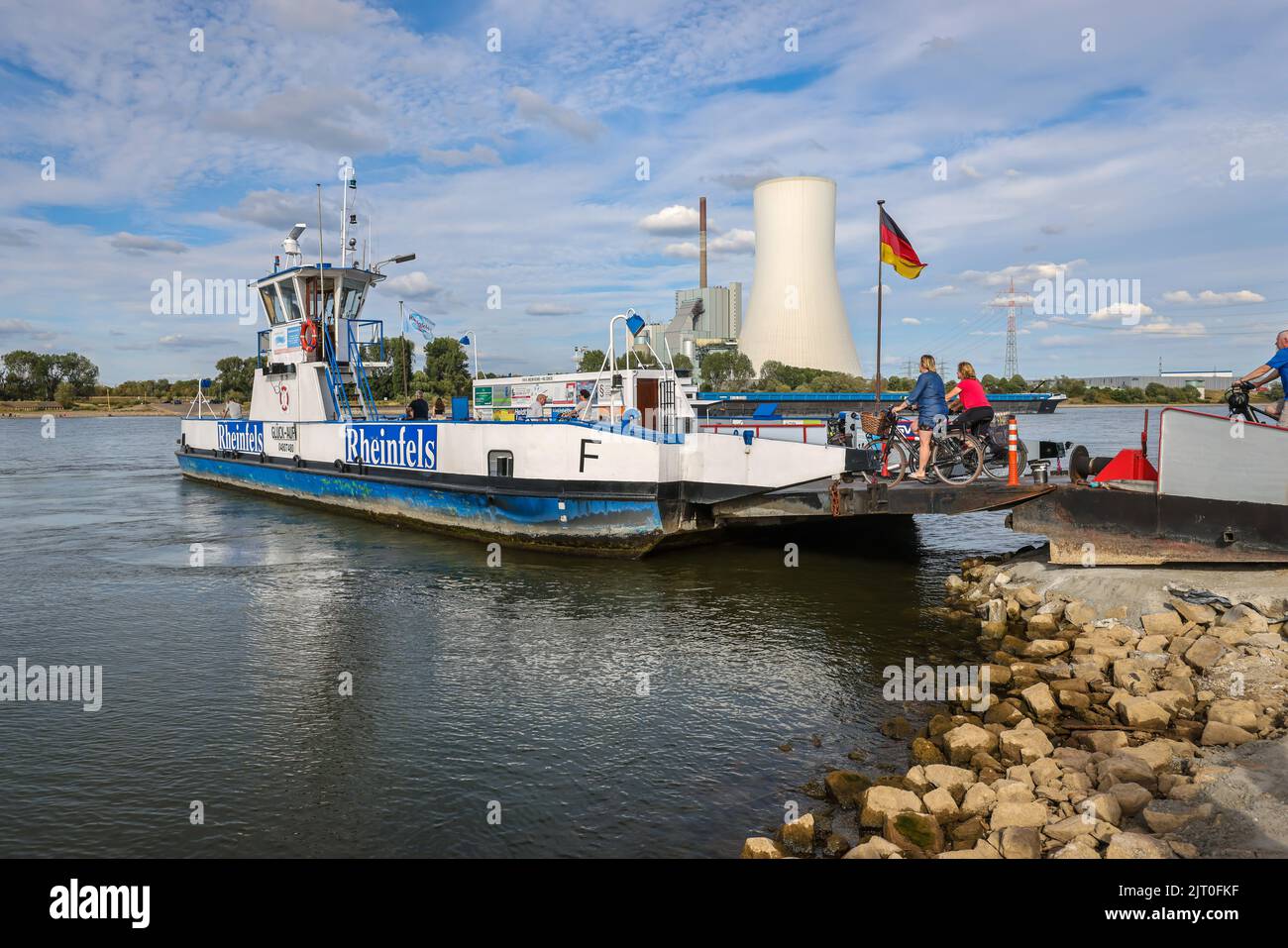 Rheinberg, Duisburg, Nordrhein-Westfalen, Deutschland - Rheinfähre Walsum-Orsoy mit STEAG Kohlekraftwerk Walsum an der Fähranlegestelle Orsoy, Afte Stockfoto