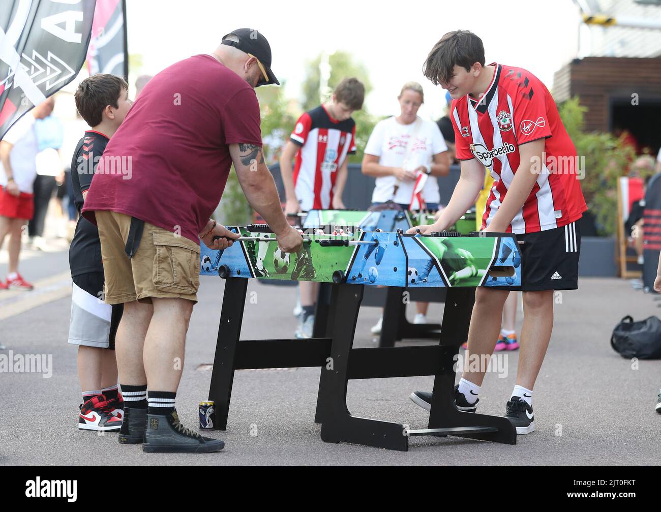 Southampton, England, 27.. August 2022. Southampton-Fans spielen Tischfußball vor dem Premier League-Spiel im St. Mary's Stadium, Southampton. Bildnachweis sollte lauten: Paul Terry / Sportimage Stockfoto