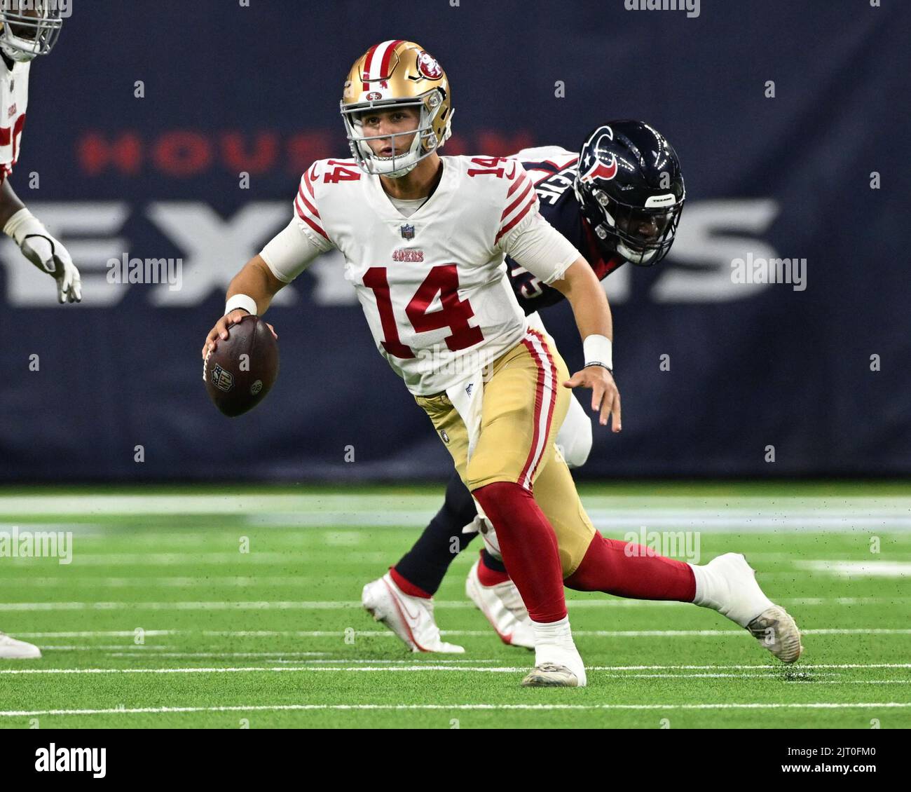 San Francisco 49ers Quarterback Brock Purdy (14) kriegt im vierten Viertel des NFL-Spiels zwischen dem San Francisco 49ers und dem Houston Texan Stockfoto