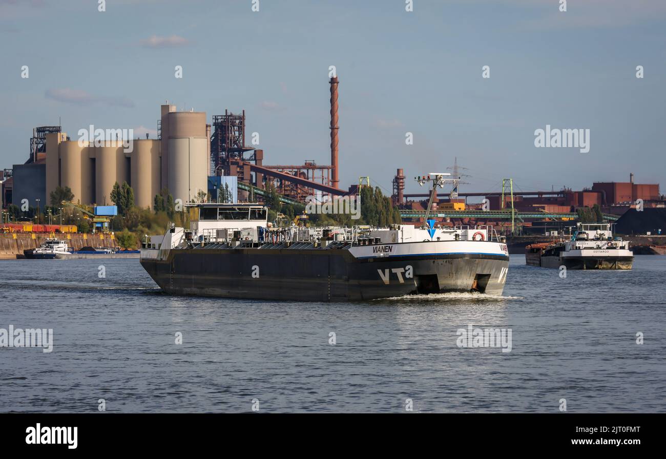 Duisburg, Nordrhein-Westfalen, Deutschland - Frachter am Südhafen, Zementwerk Holcim hinten links, ThysseKrupp Steel Hochofen SC Stockfoto