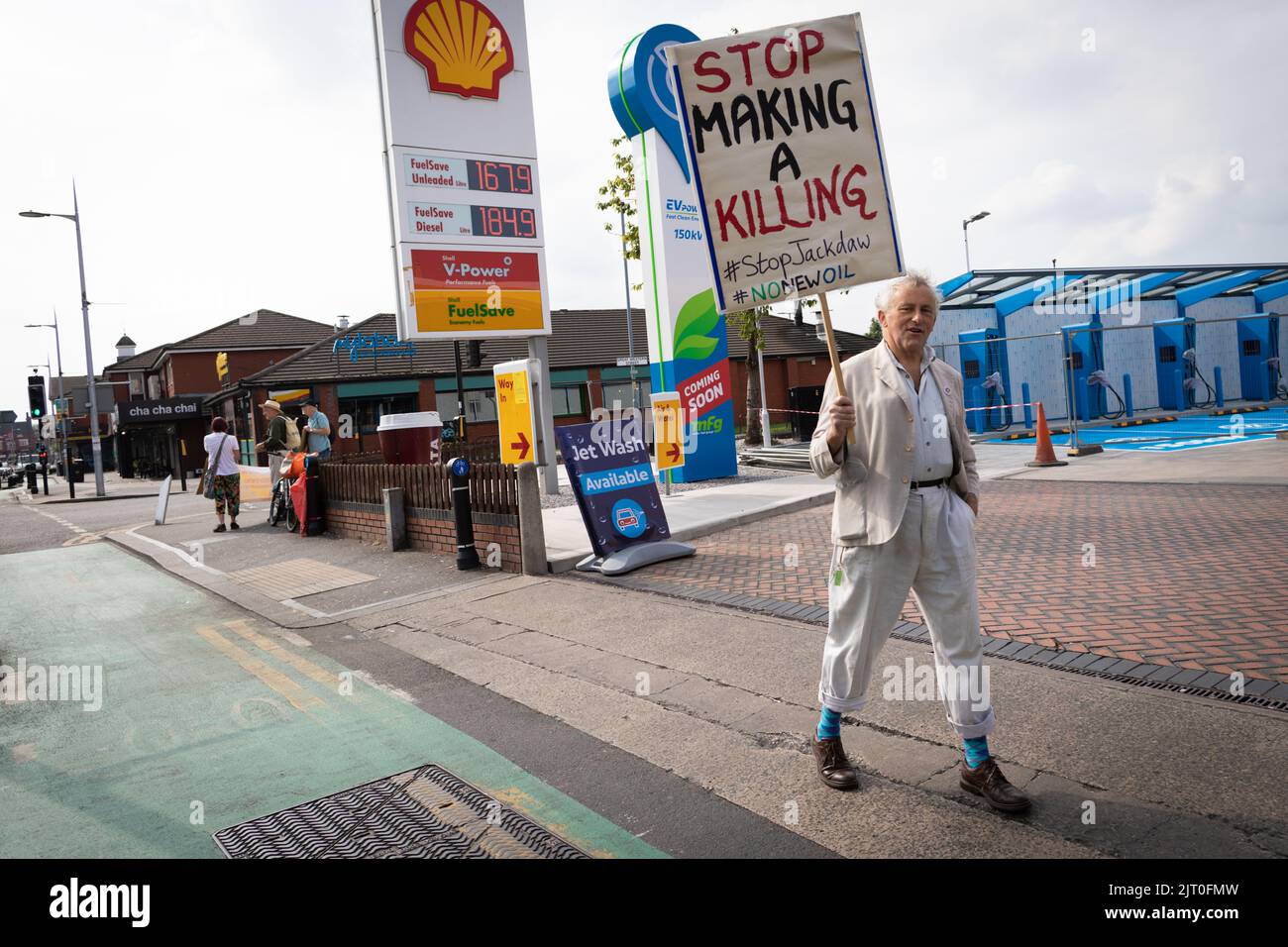 Manchester, Großbritannien. 27. August 2022. Mitglieder der Umweltgruppe Greenpeace protestieren vor einem Shell-Vorplatz. Die Bewegung versucht, das Bewusstsein für das geplante Jackdaw-Oilfield in der Nordsee zu schärfen, das nur die Klimanotlage noch erhöhen wird. Kredit: Andy Barton/Alamy Live Nachrichten Stockfoto