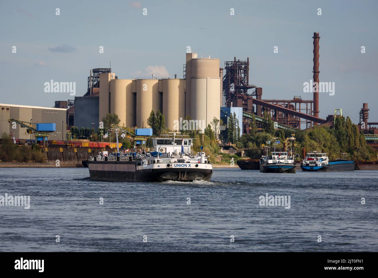 Duisburg, Nordrhein-Westfalen, Deutschland - Frachter am Südhafen, Zementwerk Holcim hinten links, ThysseKrupp Steel Hochofen SC Stockfoto
